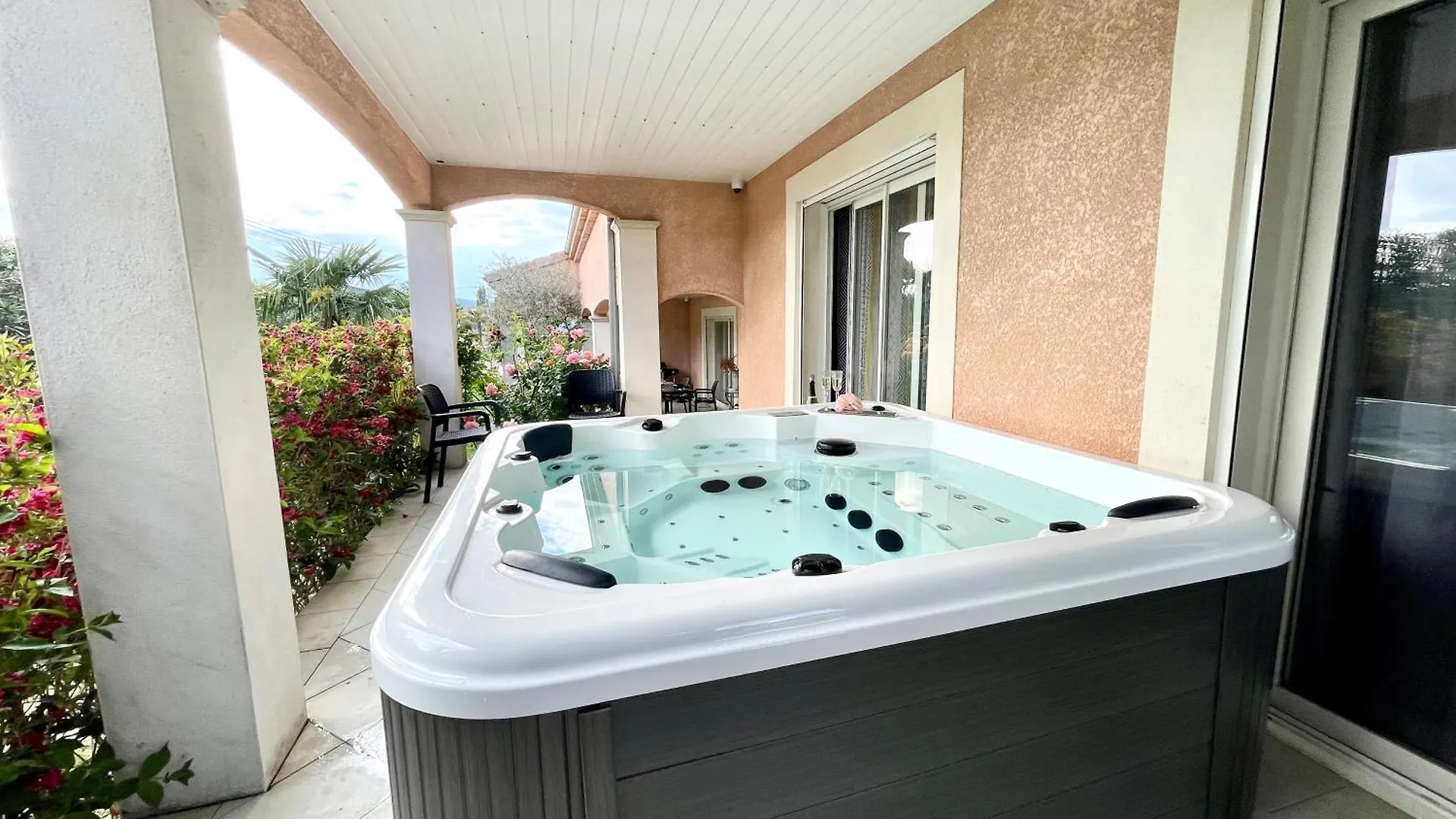 Private Swimming Pool & Jacuzzi Magnifique Villa Provencale Livron-sur-Drome